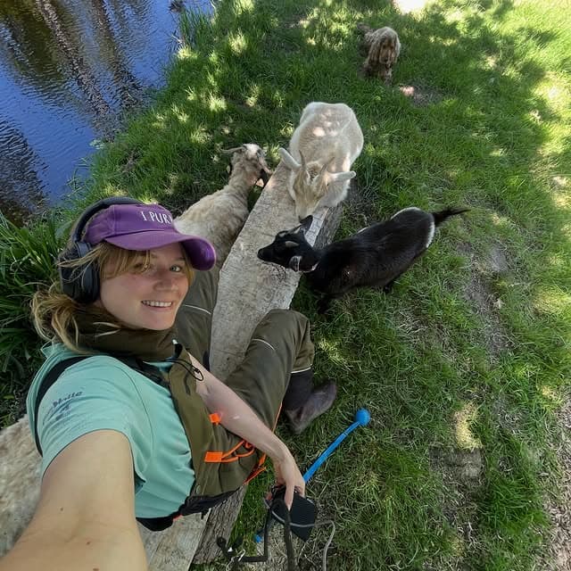 Alizé Foveau entourée d'animaux à la ferme